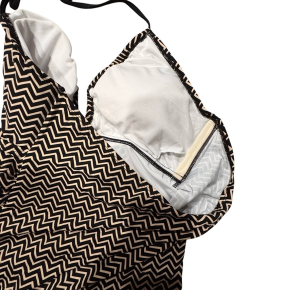 Liz Claiborne Woman’s Black & Tan Chevron Print Halter Swim Tankini Top Size 16 - Picture 4 of 5